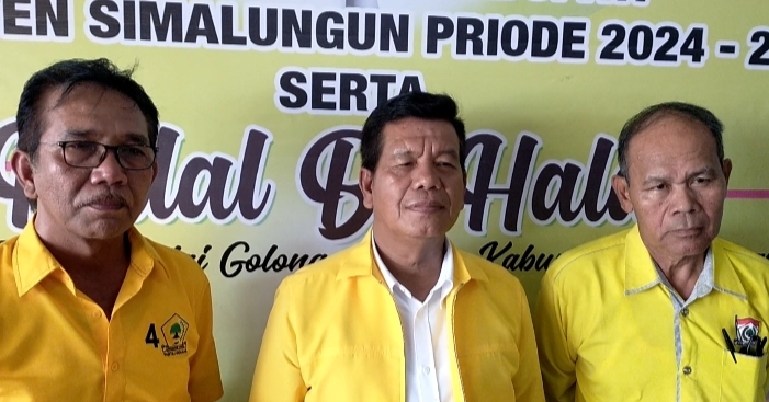 Balon Bupati tunggal Radiapoh Hasiholan Sinaga diapit Ketua DPD II Partai Golkar Simalungun Timbul Jaya Sibarani dan Ketua penjaringan, Binton Tindaon.