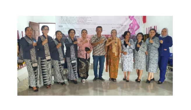 Kepala Dinas Kesehatan dan Ketua IBI Simalungun fhoto bersama pengurus