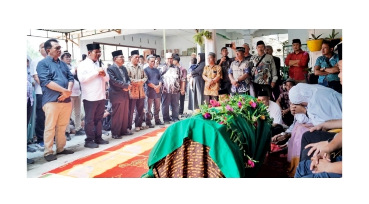 Bupati Radiapoh didampingi Ketua DPRD Timbul Jaya Sibarani dan Syahmidun Saragih pasca memberikan kata kata penghiburan atas meninggalnya anggota DPRD Simalungun Partai Golkar Jaminta Purba