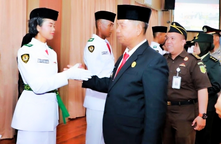 Bupati Radiapoh Hasiholan Sinaga sedang menyalami anggota Paskibra HUT RI Kabupaten Simalungun