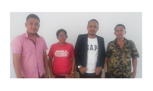 Irene (namboru tersangka STP) dan bapak kandung STP didampingi kuasa hukum Frendi Siregar