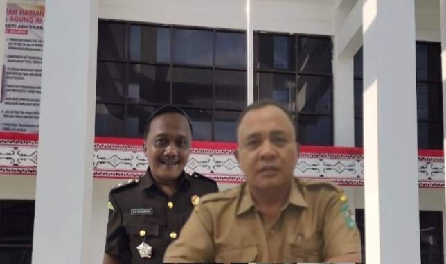 Kepala Seksi Intelijen Kejari Simalungun Edison Sumitro Situmorang dak Kadis Pendidikan Simalungun Sudiahman Sumbanyak dengan latar belakang gedung Kejari Simalungun