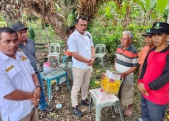 Wakil Ketua DPRD Simalungun Bona Uli Rajagukguk didampingi Bendahara Karang Taruna Kabupaten Simalungun pasca menyerahkan bantuan kepada keluarga korban kebakaran rumah