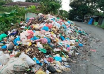 Tumpukan sampah menutupi badan jalan, selain mengganggu kelancaran arus lalu lintas. Khawatir warga aroma busuk menyerang kesehatan warga