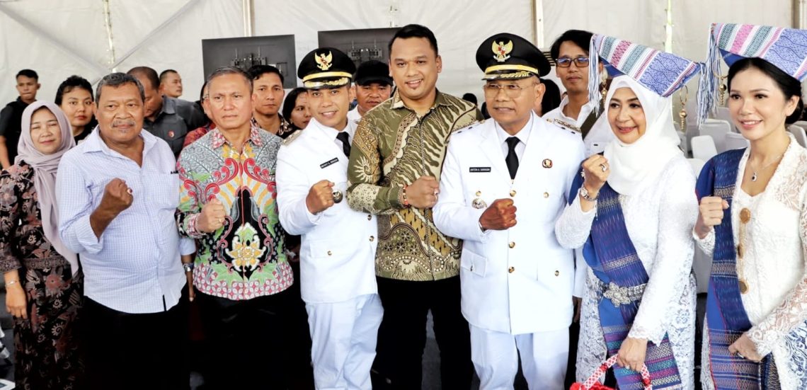 Bupati dan Wakil Bupati Simalungun bersama sanak saudara dan Wakil Ketua DPRD Simalungun dari Partai Gerindra Bona Uli Rajagukguk