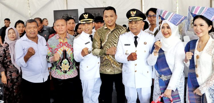 Bupati dan Wakil Bupati Simalungun bersama sanak saudara dan Wakil Ketua DPRD Simalungun dari Partai Gerindra Bona Uli Rajagukguk
