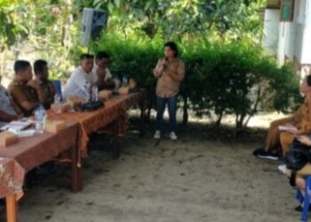 Berdiri, oknum Kordinator PPL Huta Bayu Raja R Sirait saat menilai sepihak kriteria masyarakat dihadapan Wakil Ketua DPRD Simalungun Bona Uli Rajagukguk SH