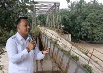 Wakil Ketua DPRD Simalungun Bona Uli Rajagukguk SH dan jembatan yang dimohonkan segera untuk diperbaiki.