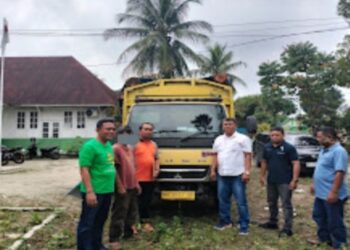 Satu unit truck bermuatan kayu bulat tanpa dokumen lengkap saat di halaman KPH Dinas Lingkungan dan Kehutanan Wilayah II