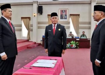 Bupati Simalungun Anton Achmad Saragih saat akan melakukan tanda tangan Sertijab, disaksikan mewakili Pemprov dan Sekda Simalungun Esron Sinaga