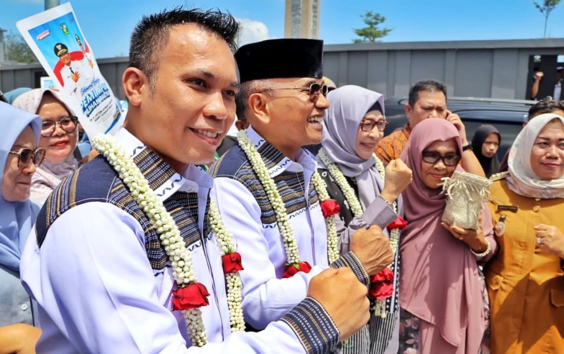 Bupati dan Wakil Bupati Simalungun periode 2025-2030 pakai kalungan bunga