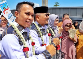 Bupati dan Wakil Bupati Simalungun periode 2025-2030 pakai kalungan bunga