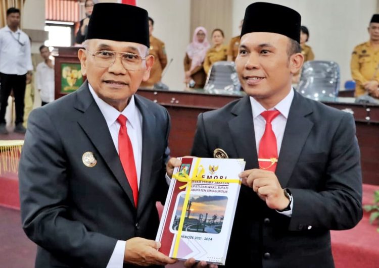 Bupati Anton Achmad Saragih dan Wakil Bupati Benny Gusman Sinaga usai menerima memori pembangunan Simalungun yang diserahkan Sekda Simalungun, Esron Sinaga