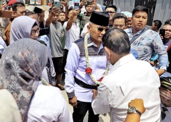 Mantan Ketua DPRD Johalim Purba, Bupati-Wakil Bupati Simalungun serta istri tidak memakai busana Simalungun