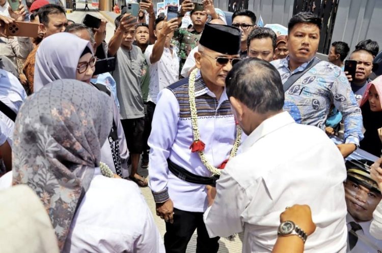 Mantan Ketua DPRD Johalim Purba, Bupati-Wakil Bupati Simalungun serta istri tidak memakai busana Simalungun