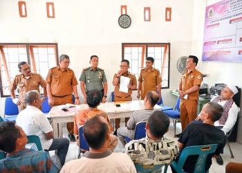 Bupati Masinton Pasaribu saat di Kantor Kepala Desa Siantar Ca. Turut mendampingi, Inspektur Tapteng, Plt Kadis PMD, Camat Sosorgadong, Danramil Barus dan Aparatur Desa Muara Bolak, Forum Komunikasi Masyarakat Muara Bolak, Tokoh Agama dan Tokoh Masyarakat Desa Muara Bolak.