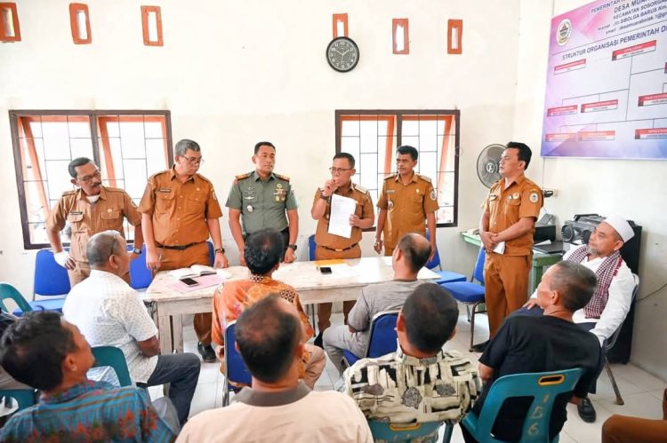 Bupati Masinton Pasaribu saat di Kantor Kepala Desa Siantar Ca. Turut mendampingi, Inspektur Tapteng, Plt Kadis PMD, Camat Sosorgadong, Danramil Barus dan Aparatur Desa Muara Bolak, Forum Komunikasi Masyarakat Muara Bolak, Tokoh Agama dan Tokoh Masyarakat Desa Muara Bolak.