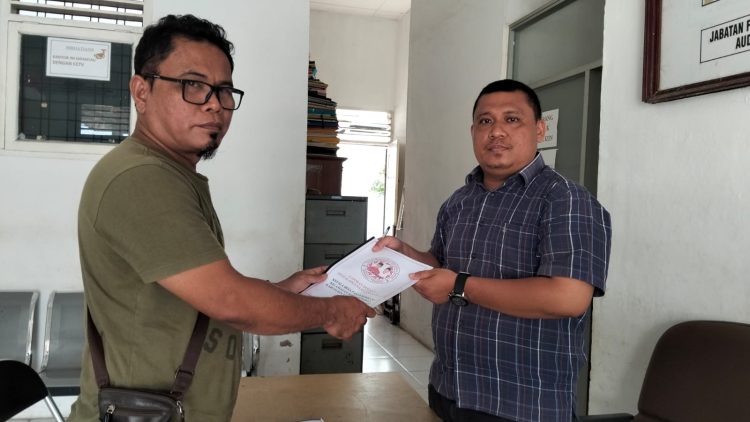 Kordinator FORMAS Tapteng Edy Yanto Simatupang saat menyerahkan berkas pelaporan ke Inspektorat Tapteng