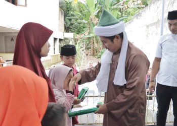 TGB Syech Dr H Ahmad Sabban elRahmaniy Rajagukguk MA memberi tali asih disaksikan Wakil Ketua DPRD Simalungun Bonauli Rajagukguk