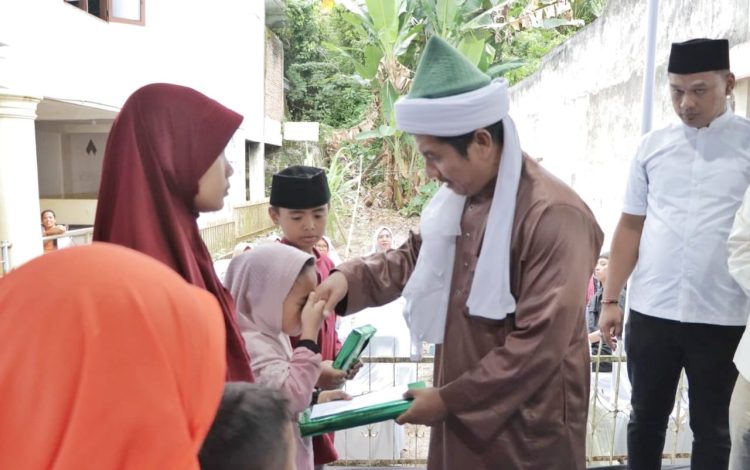 TGB Syech Dr H Ahmad Sabban elRahmaniy Rajagukguk MA memberi tali asih disaksikan Wakil Ketua DPRD Simalungun Bonauli Rajagukguk