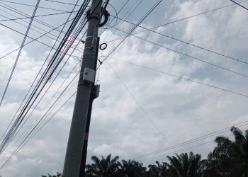 Kabel optik internet milik provider yang nempel di tiang listrik PT PLN di Simpang Nagojor Kelurahan Tanah Jawa