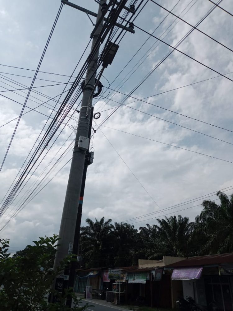 Kabel optik internet milik provider yang nempel di tiang listrik PT PLN di Simpang Nagojor Kelurahan Tanah Jawa