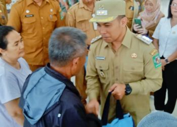 Wakil Bupati Simalungun Benny Gusman Sinaga saat menyerahkan paket sembako bantuan Wakil Presiden RI Gibran Rakabuming Raka