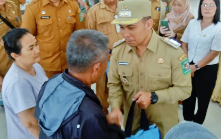 Wakil Bupati Simalungun Benny Gusman Sinaga saat menyerahkan paket sembako bantuan Wakil Presiden RI Gibran Rakabuming Raka