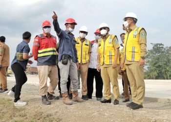 Bupati dan Wakil didampingi Kadis PUTR saat minta keterangan progres pengerjaan dari perwakilan PT Hutama Karya