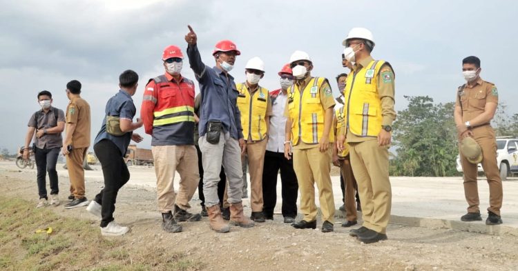 Bupati dan Wakil didampingi Kadis PUTR saat minta keterangan progres pengerjaan dari perwakilan PT Hutama Karya