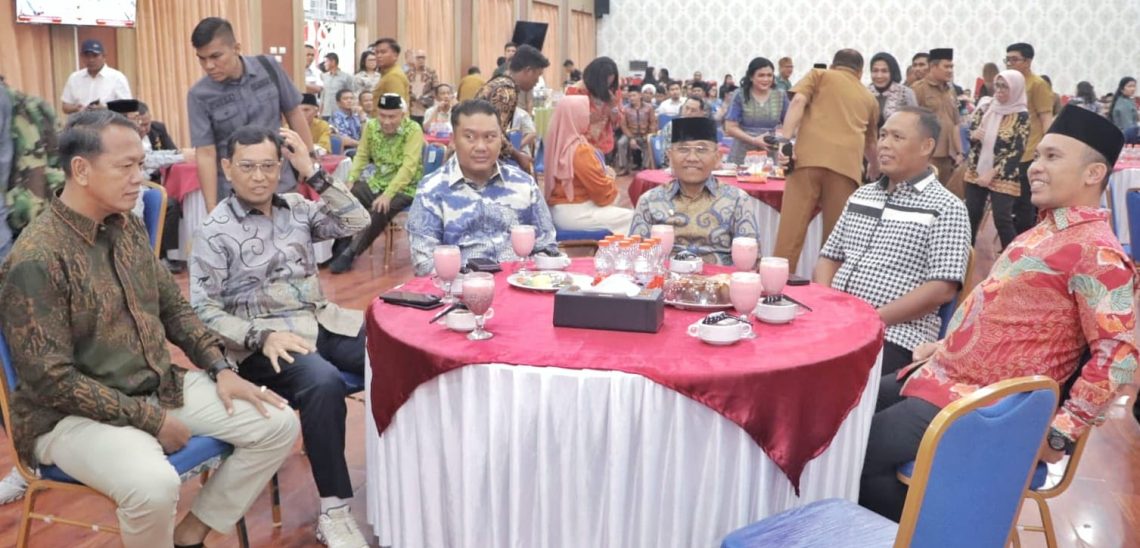 Tokoh nasional JR Saragih bersama Ketua DPRD Sugiarto, Bupati dan Wakil di acara pisah sambut Kapolres Simalungun