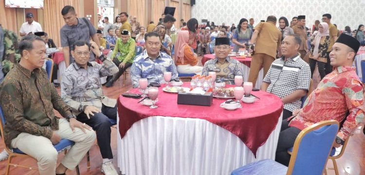 Tokoh nasional JR Saragih bersama Ketua DPRD Sugiarto, Bupati dan Wakil di acara pisah sambut Kapolres Simalungun