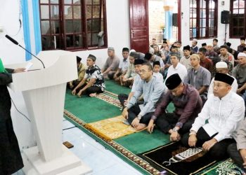 Bupati Simalungun Anton Achmad Saragih bersama Kapolres Simalungun Marganda Aritonang saat ibadah sholat id di Masjid Ilham Sigundaba