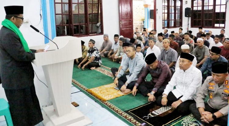 Bupati Simalungun Anton Achmad Saragih bersama Kapolres Simalungun Marganda Aritonang saat ibadah sholat id di Masjid Ilham Sigundaba