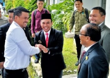Wabup Simalungun Benny Gusman Sinaga saat bersalaman dengan Gubsu Muhammad Bobby Afif Nasution pada HUT Kabupaten Samosir yang ke 21