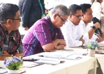 Pegang mic menantu Bupati Anton Achmad Saragih, Rinton Damanik selaku Plt Kepala BPKPD Simalungun