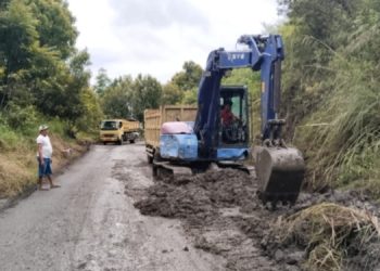 Satu unit Excavator Mini yang disewa GMPLH untuk mengeruk sedimen dari parit bahu jalan