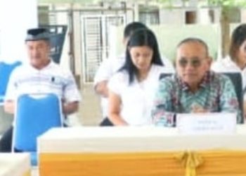 Pakai peci dan pria bertubuh gemuk disamping dan belakang Bupati Anton Achmad Saragih diduga matan napi Korupsi inisial IN dan bukan ASN Pemkab Simalungun inisial MAS. (Dok Kominfo Simalungun)