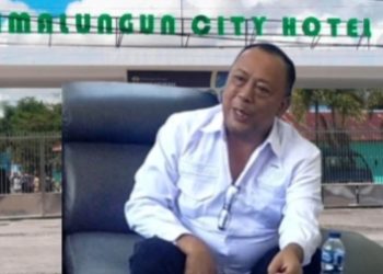 Kabid Pemnag DPMPN Robert Kennedy
Silalahi dengan latar belakang Simalungun City Hotel di Pematang Raya