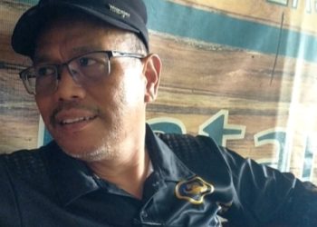 Oknum Korwil Pendidikan Kecamatan Tanah Jawa, Berto Saragi dikonfirmasi di Kafe Lala Simpang RS Balimbingan