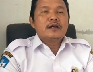 Oknum Korwil Pendidikan Kecamatan Hatonduhan, Rommel Hutabarat di ruang kerjanya