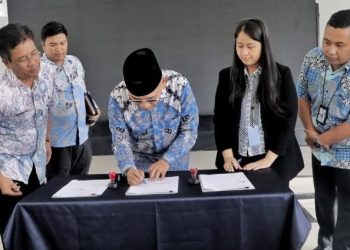 Bupati Simalungun Anton Achmad Saragih yang konon Abang dari mantan Bupati Simalungun JR Saragih pasca melakukan penandatanganan