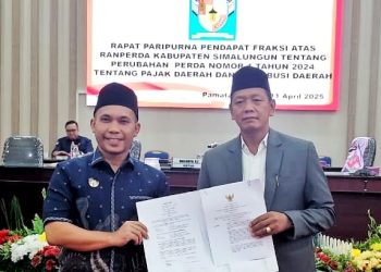 Wakil Bupati Simalungun Benny Gusman Sinaga bersama Ketua DPRD Simalungun Sugiarto memegang dokumen persetujuan fraksi fraksi