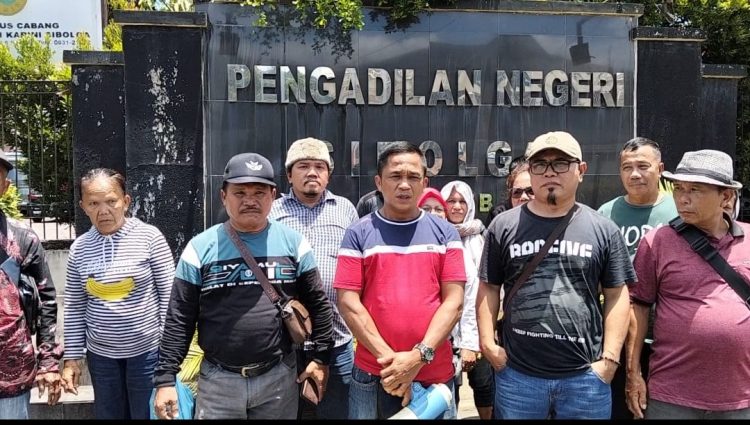 Puluhan masyarakat saat berada di depan Kantor PN Kota Sibolga