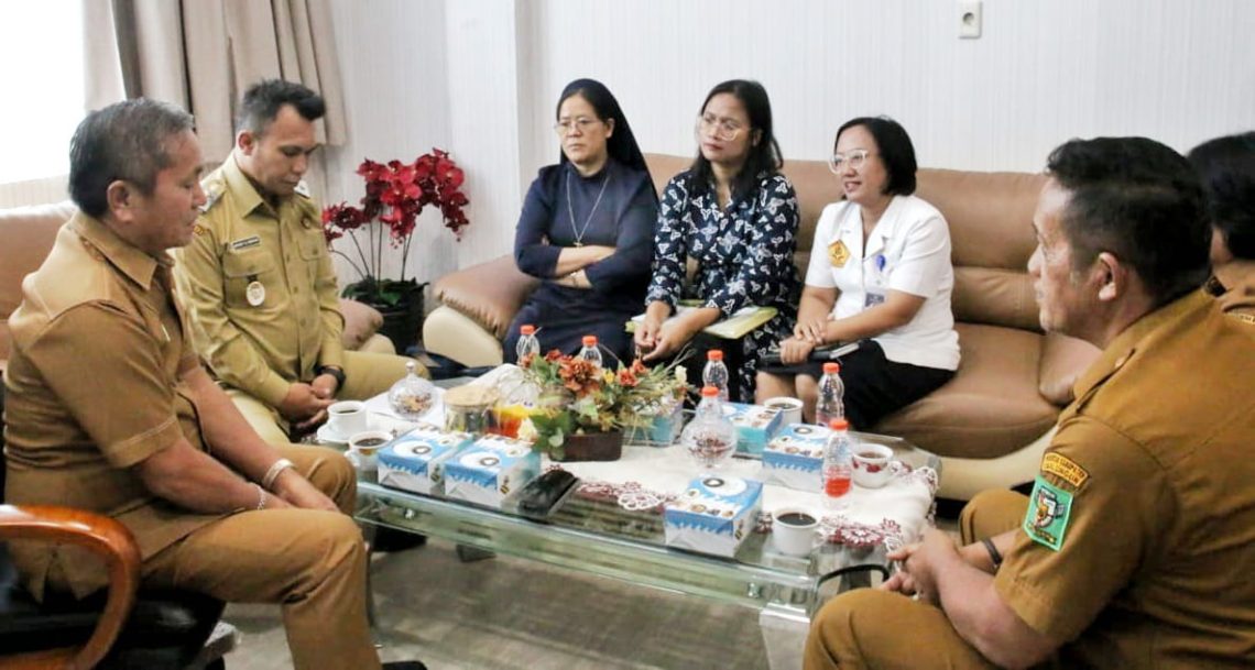 Wakil Bupati Benny Gusman Sinaga, Sekda Esron Sinaga, Kadis Kesehatan Edwin Tony Simanjuntak bersama pihak RS Harapan Pematang Siantar