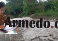 Kasi Ekbang Kecamatan Panei Meri C Sirait dan timbunan pasir di sempadan sungai Bahkora