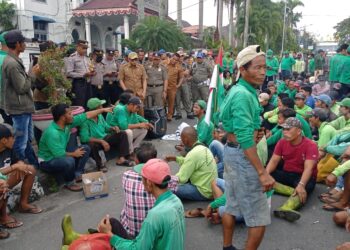 WALIKOTA SIANTAR DI DEMO, HONOR PETUGAS KEBERSIHAN TIDAK MANUSIAWI, dr SUSANTI TAK HADIR