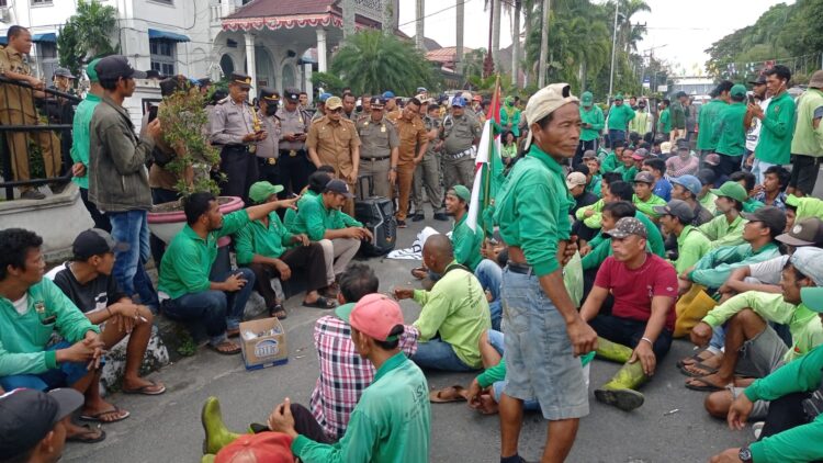 WALIKOTA SIANTAR DI DEMO, HONOR PETUGAS KEBERSIHAN TIDAK MANUSIAWI, dr SUSANTI TAK HADIR