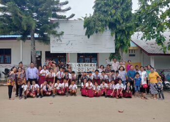 Kegiatan Perpisahan Murid Kelas VI SD Diadakan Pada Lingkungan Sekolah
