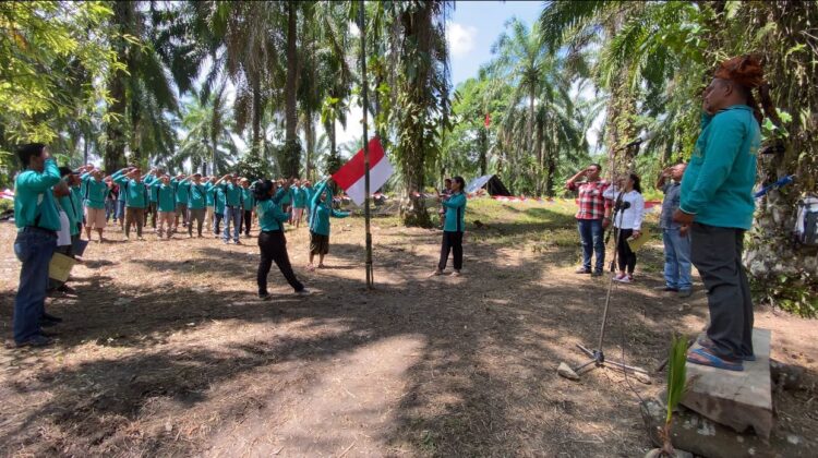 KELOMPOK TANI HUTAN TERATAI, RAYAKAN HUT RI DI TENGAH HUTAN